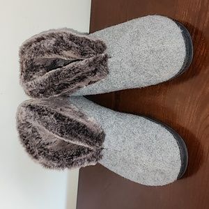 Acorn Faux Fur Chinchilla bootie slippers -Womens 9.5-10.5